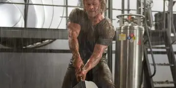 Watch Chris Hemsworth Looking Extremely Muscular For Thor: Ragnarok