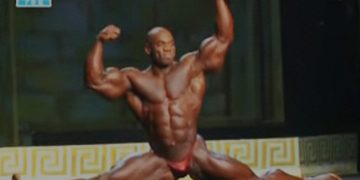 WATCH: Flex Wheeler Splits at the 1999 Mr. Olympia