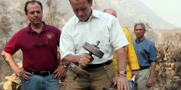 Arnold Schwarzenegger Finds Dumbbells Everywhere He Goes… Hilarious Video