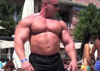 WATCH: Big Bodybuilder Trying To Get Noticed In The Pool (Funny)