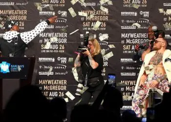 Floyd Mayweather mocked for "making it rain"
