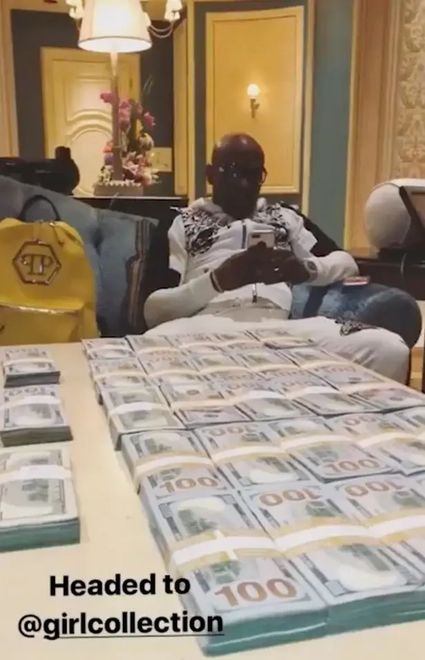 Mayweather with his hefty sum of cash 