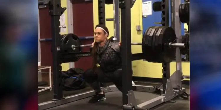 Watch: Powerlifter Amanda Lawrence Hit An Enormous 585-Pound Squat