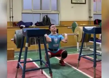 Watch: Weightlifter Tao Wenli Crush A Front Squat 3.6x His Bodyweight