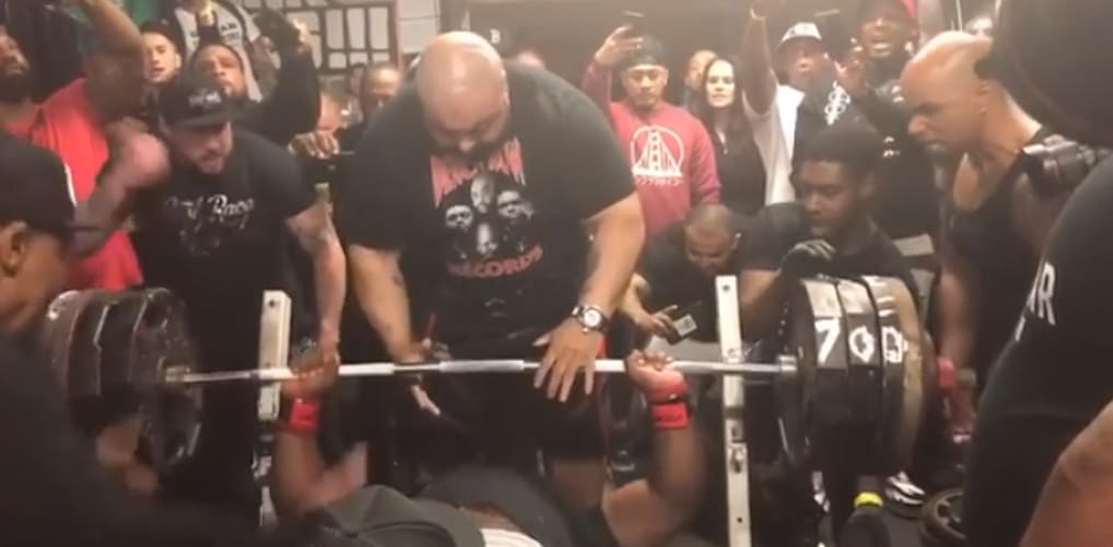 Powerlifter Johnnie Harris Makes A 700 LB Bench Press Look Easy