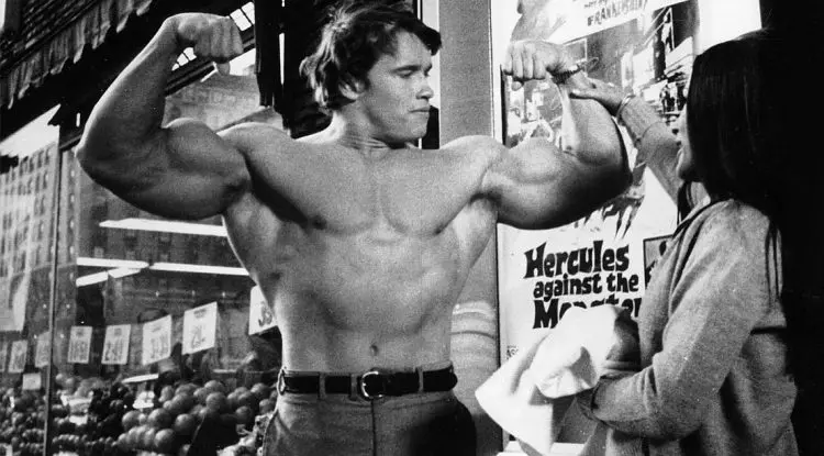 Arnold Schwarzenegger Flexing