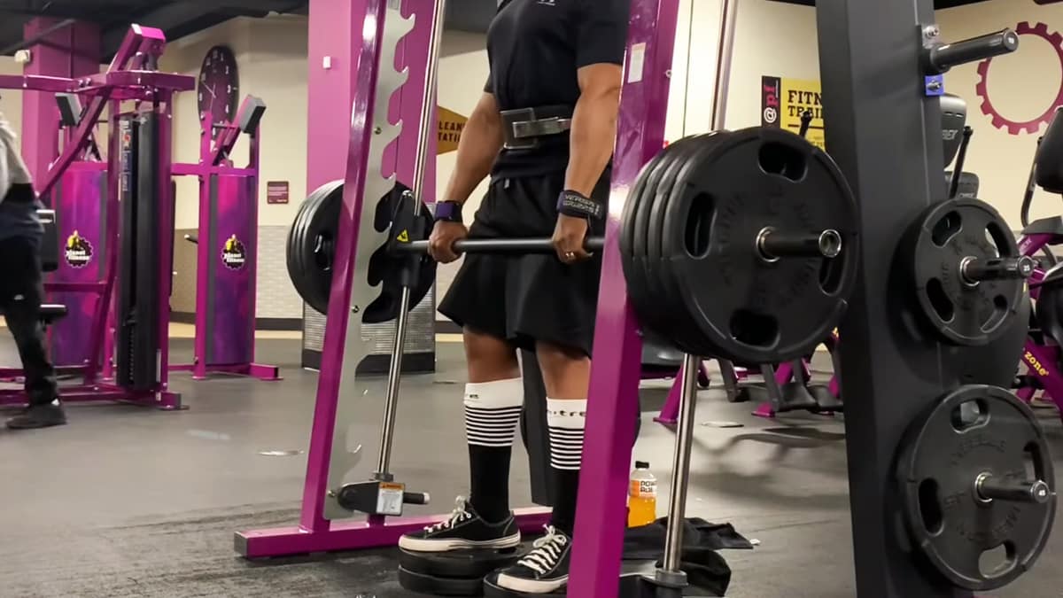 man doing smith machine deadlift at planet fitness gym