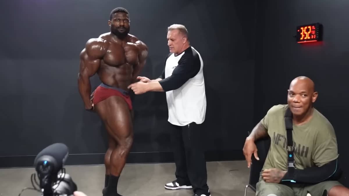Arnold's side chest pose | Arnold schwarzenegger bodybuilding,  Schwarzenegger bodybuilding, Arnold schwarzenegger workout