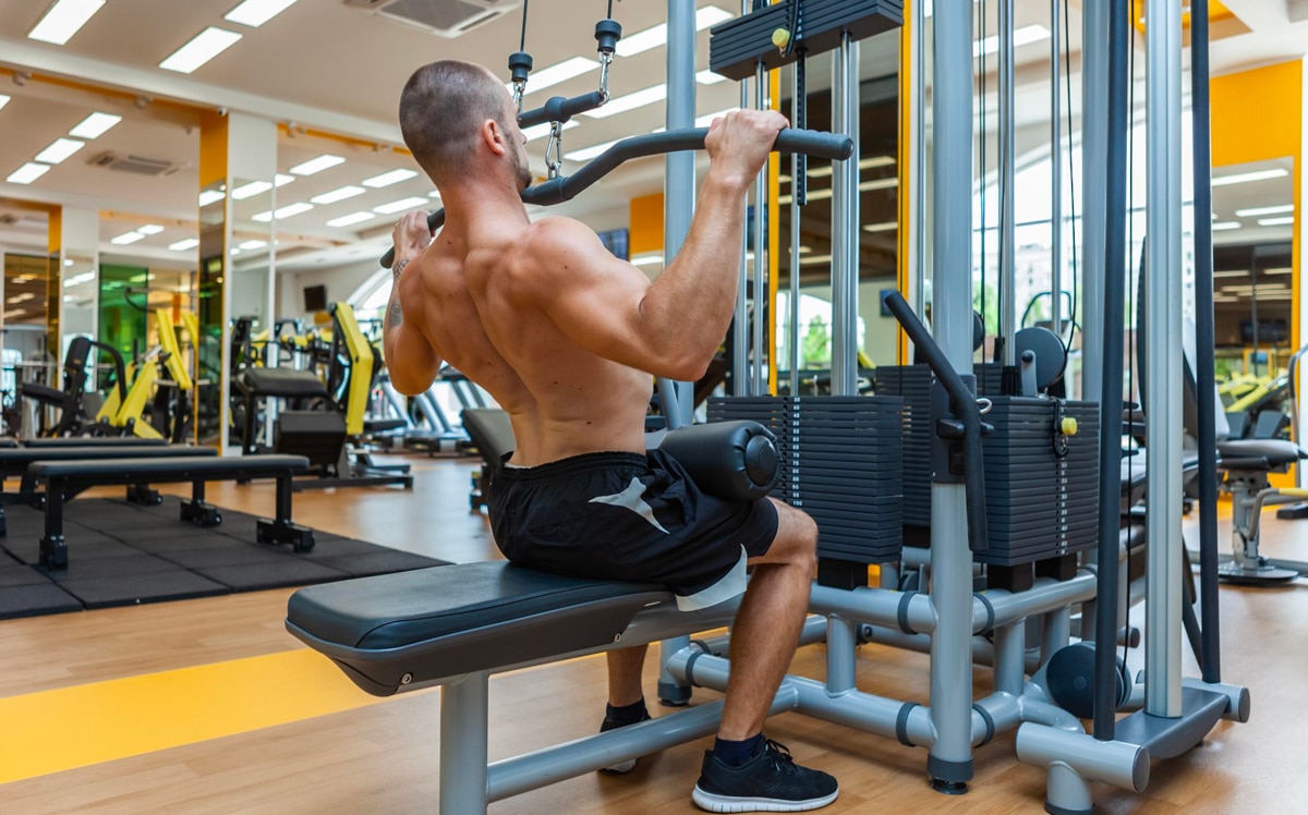 How to Do a Lat Pulldown Guide : Muscles Worked, Form, Benefits, and  Different Grips – Fitness Volt