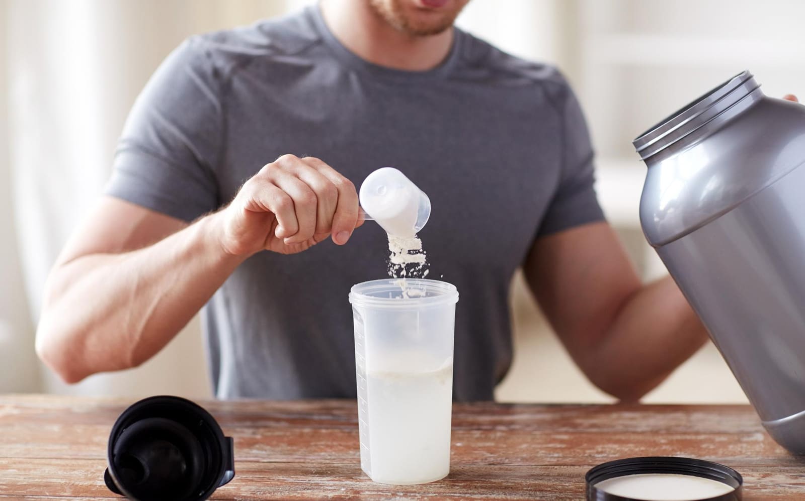 What is the difference between mixing protein powder in water or