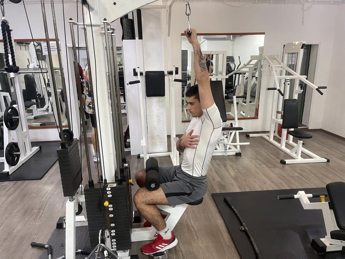 SingleArm Lat Pulldown Guide Muscles Worked, Benefits, Alternatives
