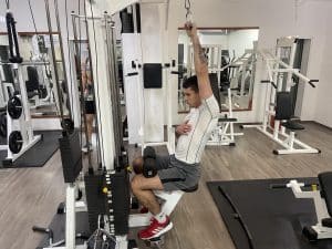 Single-Arm Lat Pulldown Guide: Muscles Worked, Benefits, Alternatives