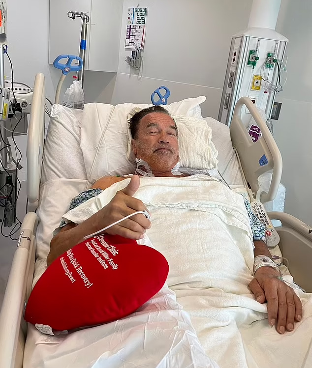 Ο Arnold Schwarzenegger παλεύει με καρδιακά προβλήματα: 3 χειρουργικές επεμβάσεις και αυτή η πανίσχυρη φωτογραφία στο νοσοκομείο του 2020