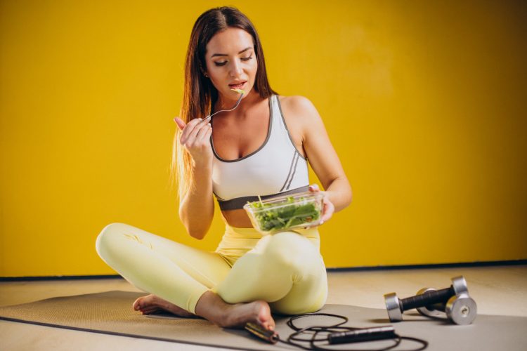 یک زن غذا می خورد و ورزش می کند