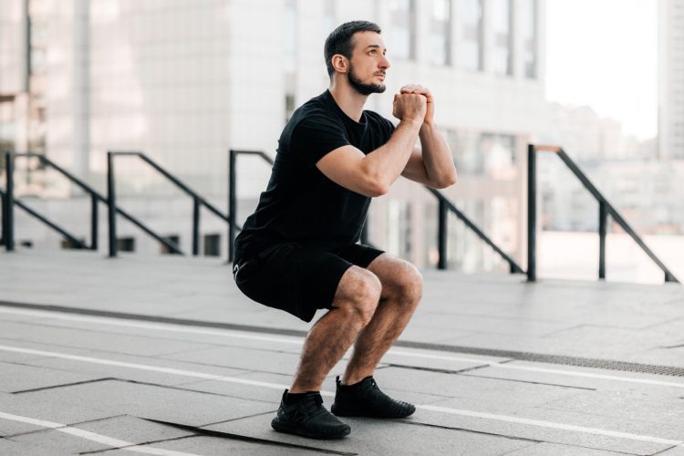 Un homme faisant un air squat