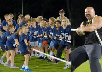 Mr Beast Pits 10 Strongmen Vs 100 Kids In A Tug Of War Match