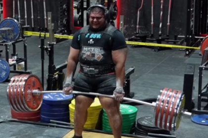 Raul Flores Deadlifts 504 Kg 1 111 2 Lb In Training